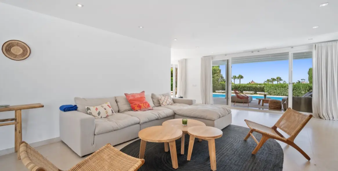 Long-term rent of detached villa in El Paraiso 7