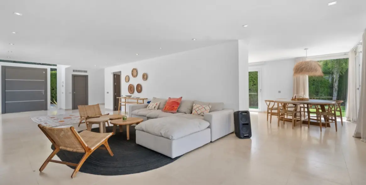 Long-term rent of detached villa in El Paraiso 8