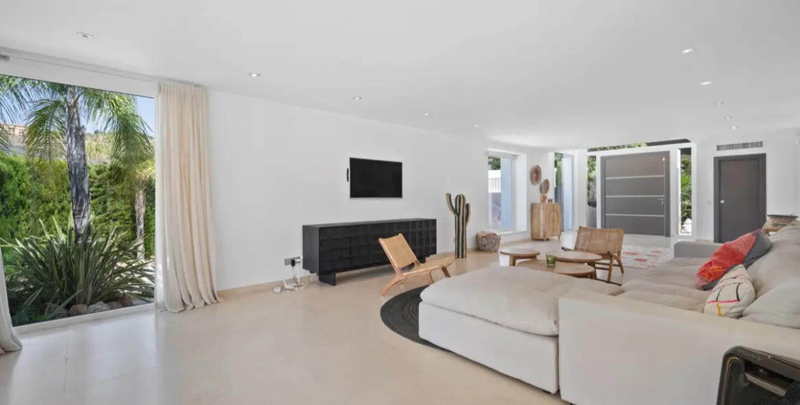 Long-term rent of detached villa in El Paraiso 9