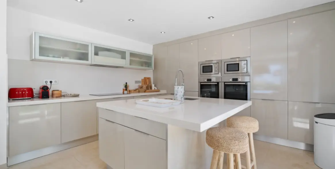 Long-term rent of detached villa in El Paraiso 12