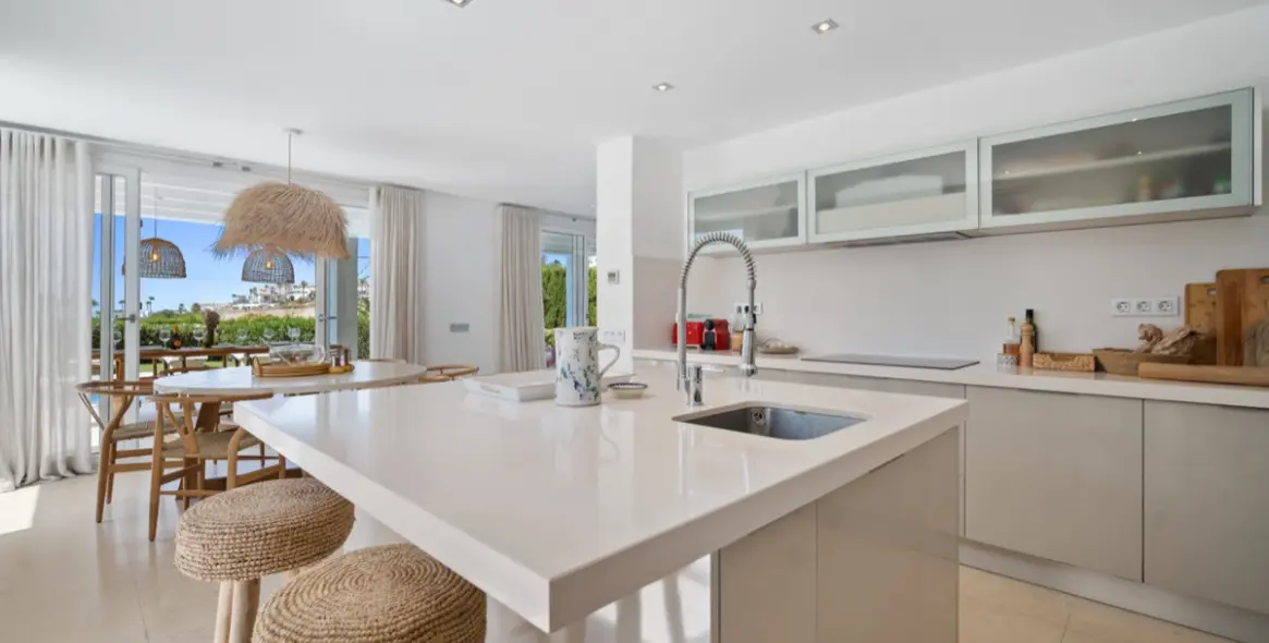 Long-term rent of detached villa in El Paraiso 13