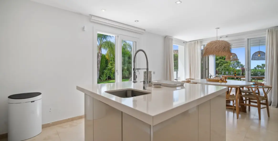 Long-term rent of detached villa in El Paraiso 14