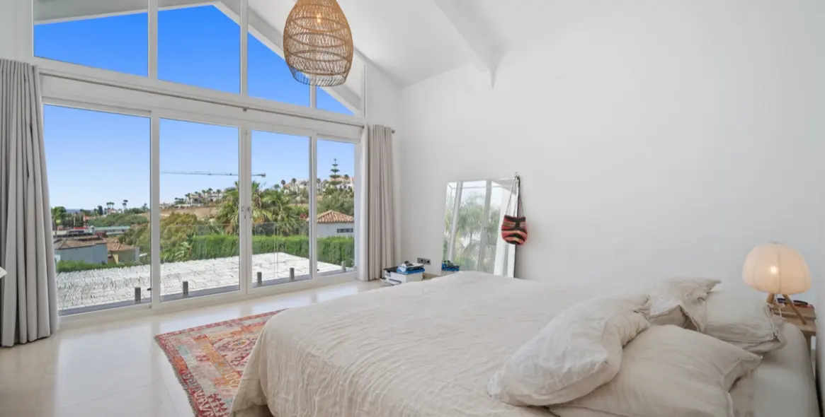 Long-term rent of detached villa in El Paraiso 15