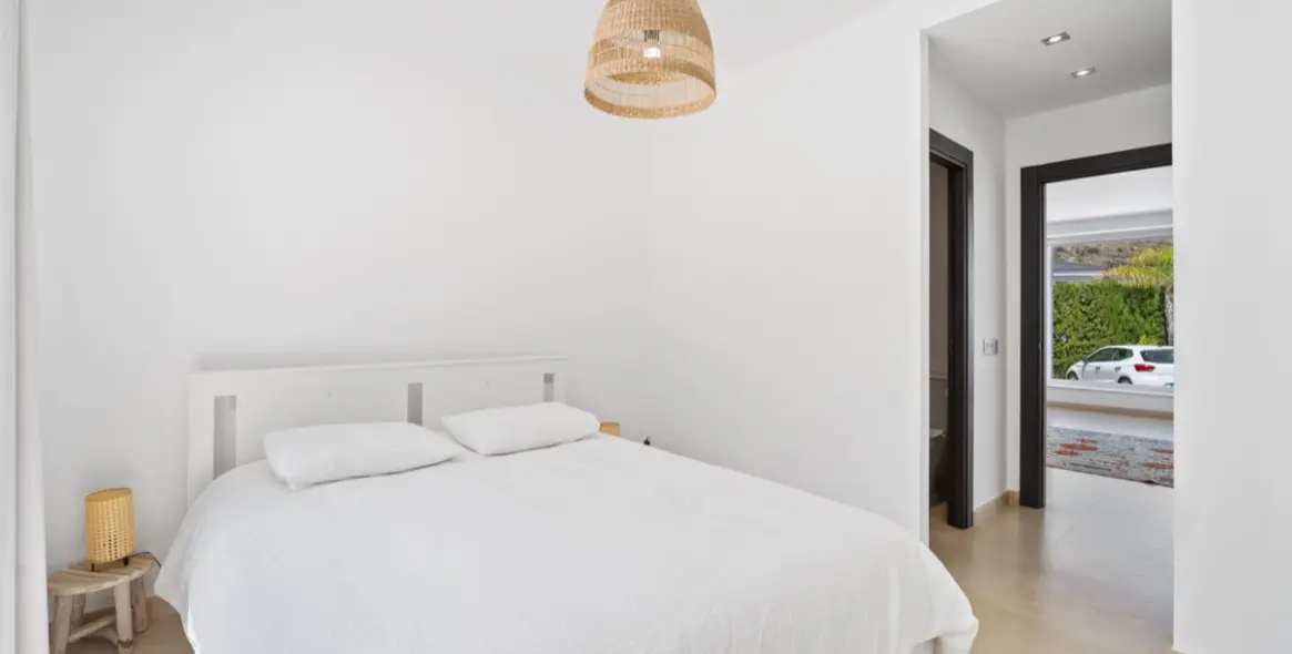 Long-term rent of detached villa in El Paraiso 19