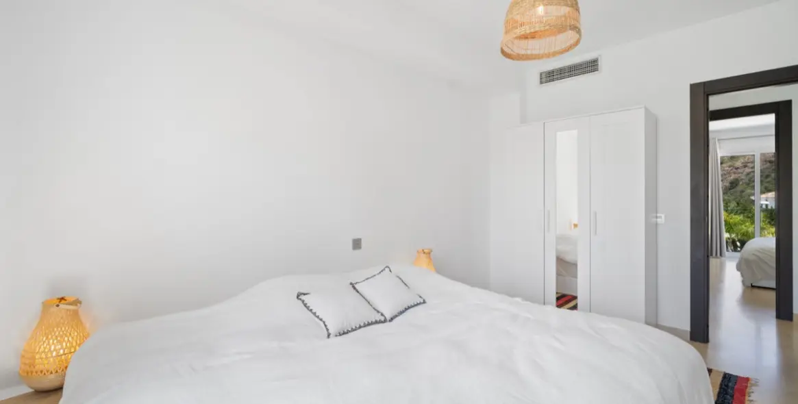 Long-term rent of detached villa in El Paraiso 23