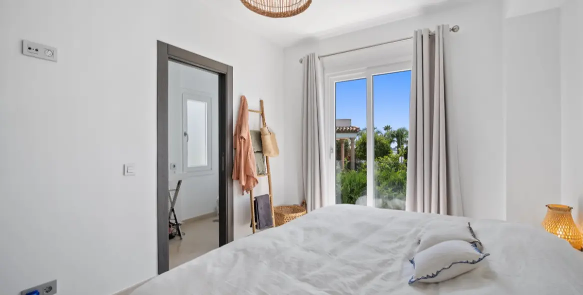 Long-term rent of detached villa in El Paraiso 24