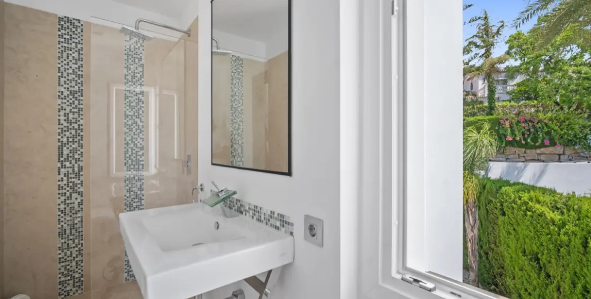 Long-term rent of detached villa in El Paraiso 25