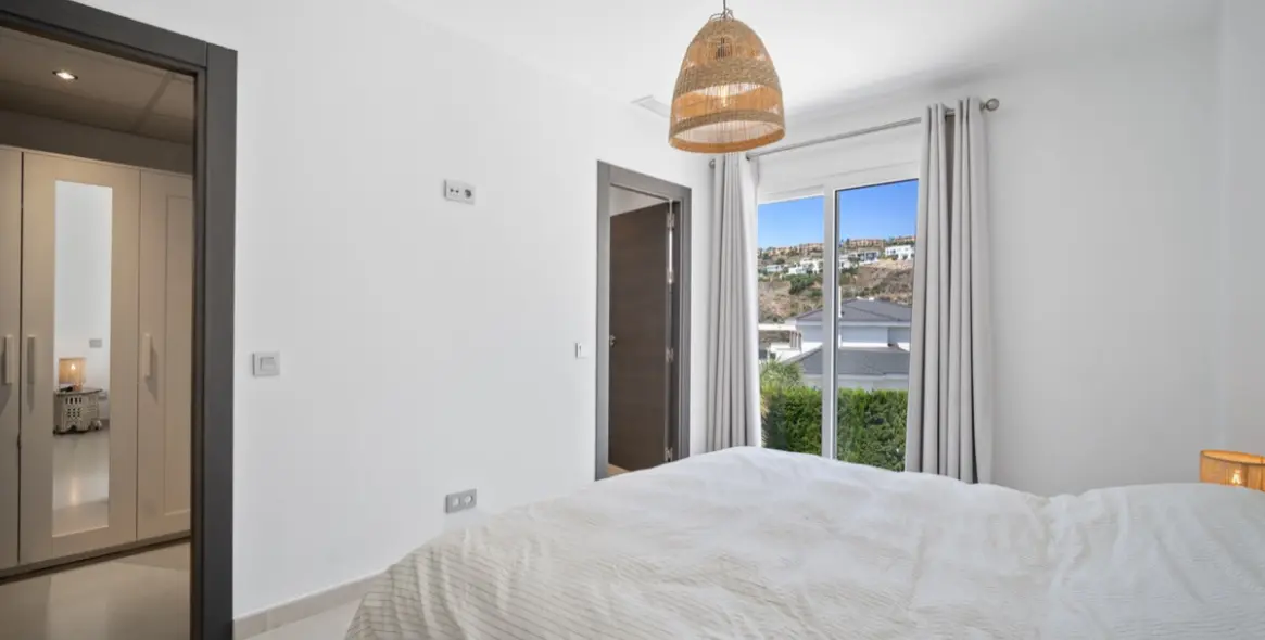 Long-term rent of detached villa in El Paraiso 28