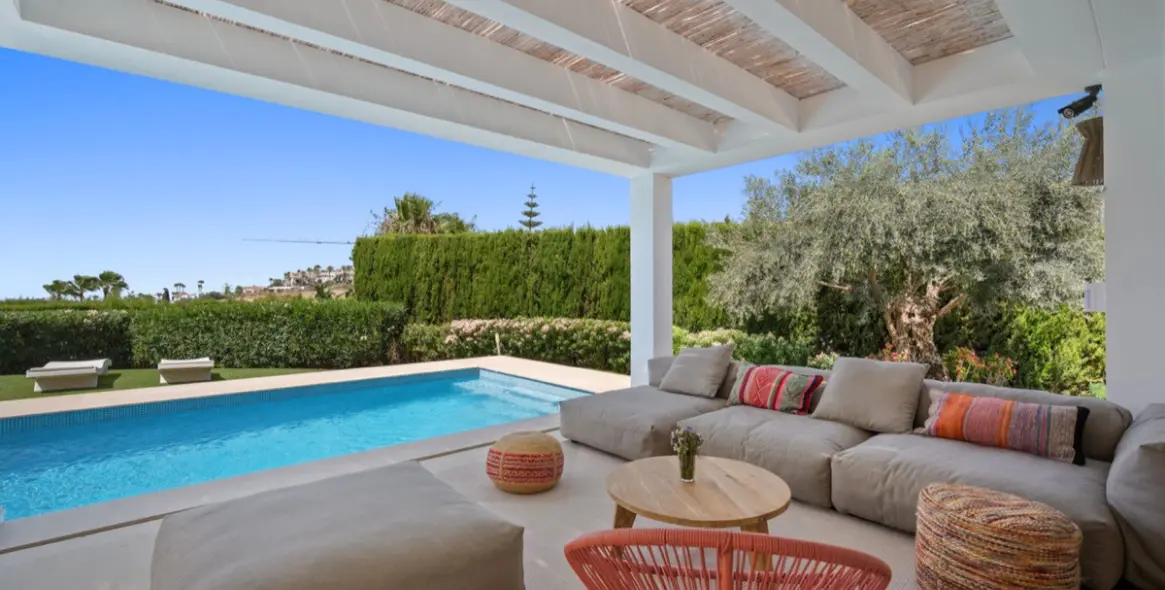 Long-term rent of detached villa in El Paraiso 29