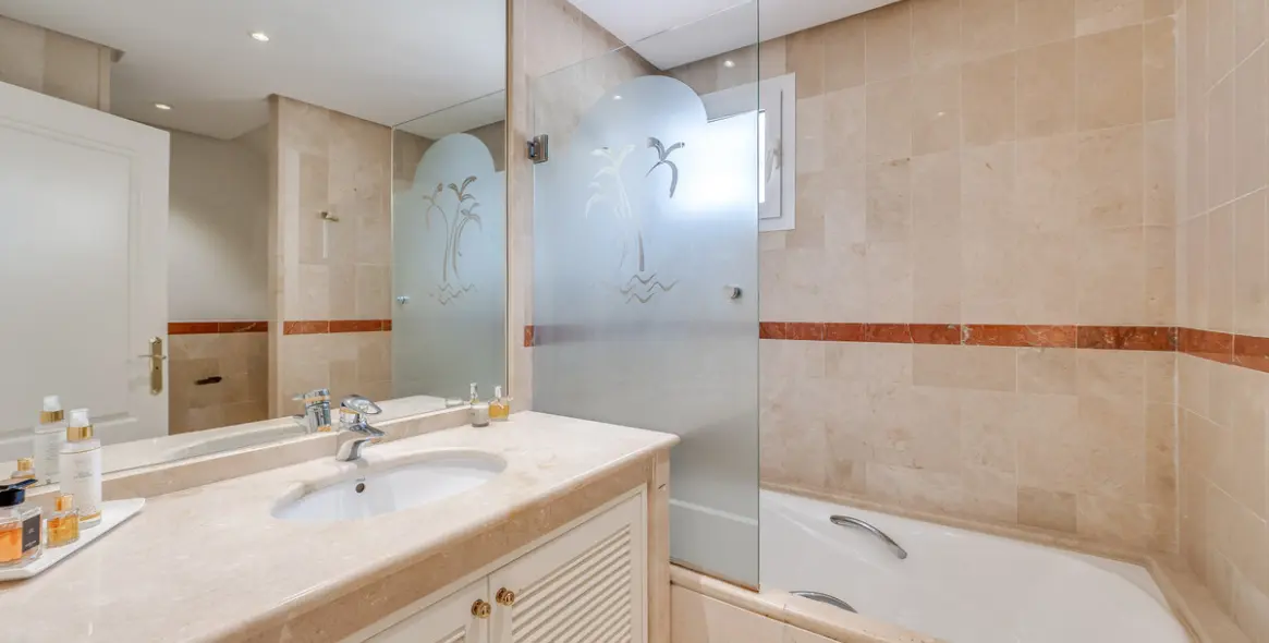 Short-term rent of penthouse duplex in Puerto Banús 20