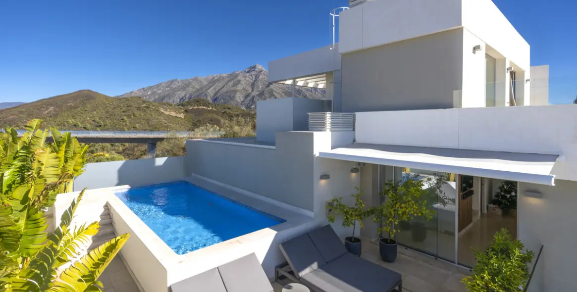 Long-term rent of penthouse duplex in Nueva Andalucía 1
