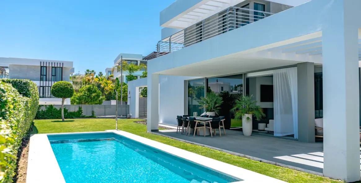 Long-term rent of detached villa in Cancelada 1