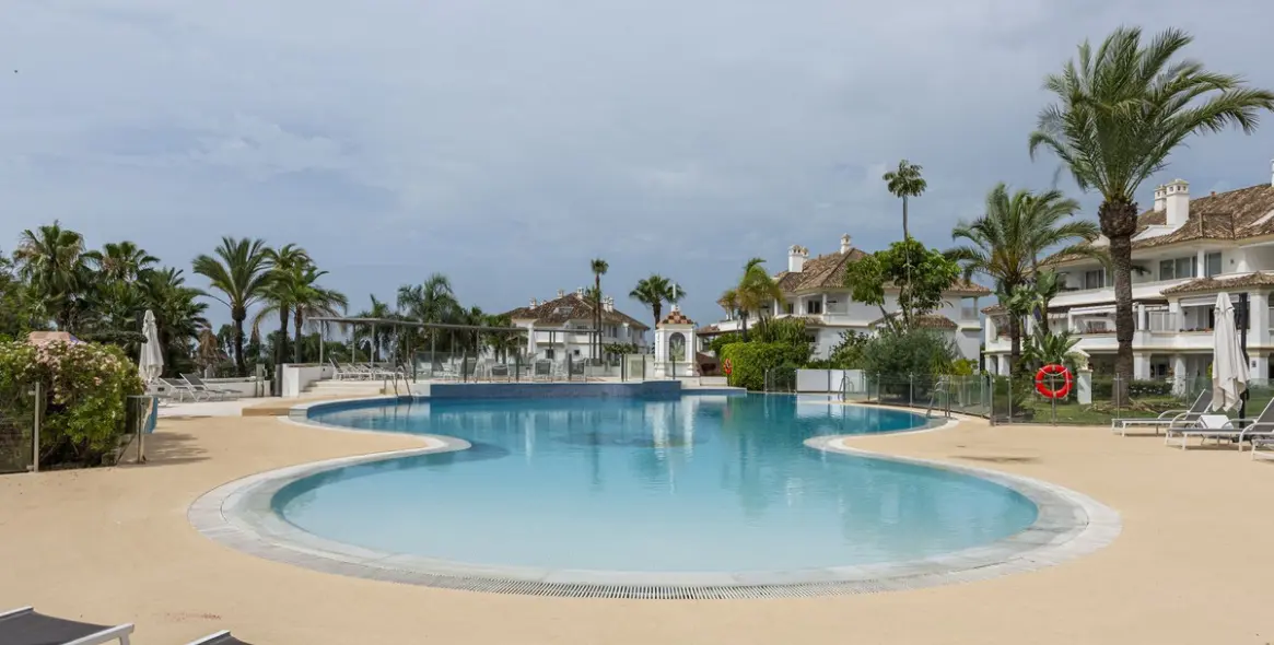 Краткосрочная аренда апартаментов на среднем этаже в The Golden Mile 1