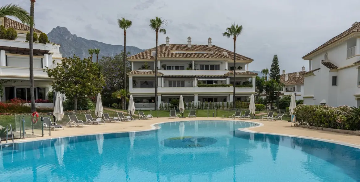 Краткосрочная аренда апартаментов на среднем этаже в The Golden Mile 2