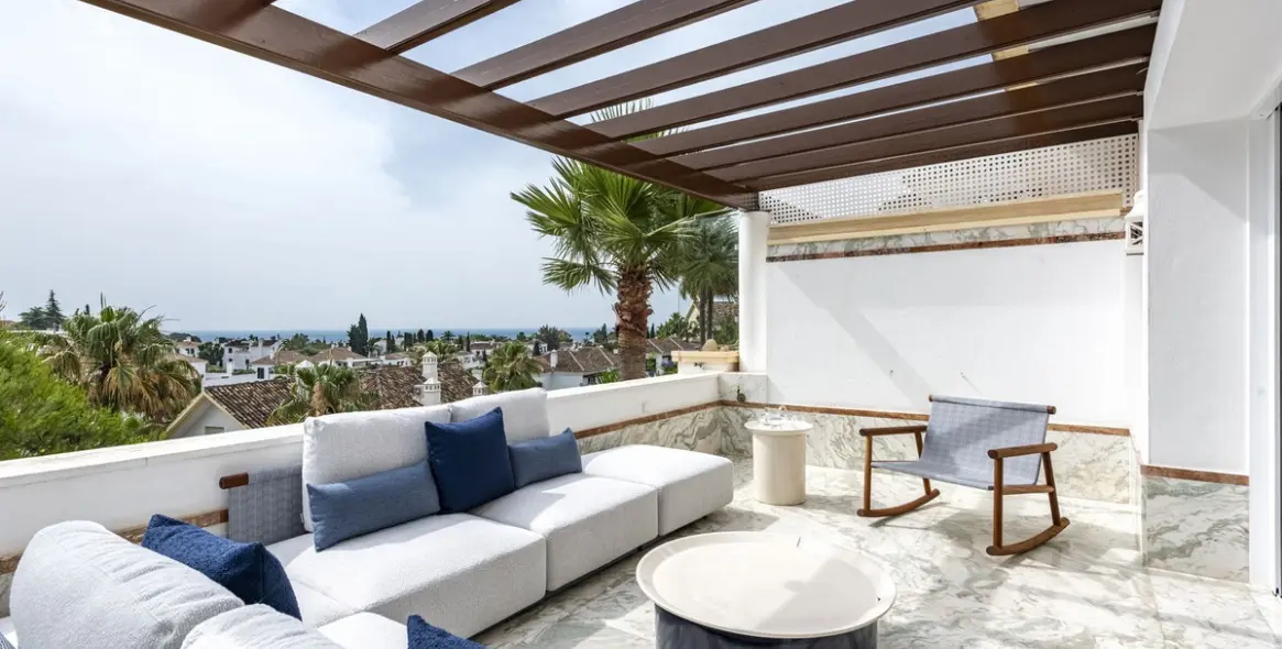 Краткосрочная аренда апартаментов на среднем этаже в The Golden Mile 3