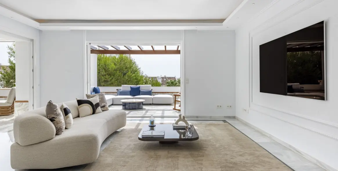 Краткосрочная аренда апартаментов на среднем этаже в The Golden Mile 4