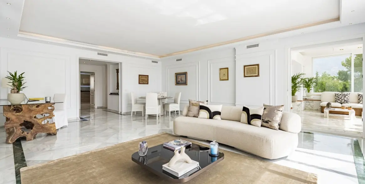 Краткосрочная аренда апартаментов на среднем этаже в The Golden Mile 8