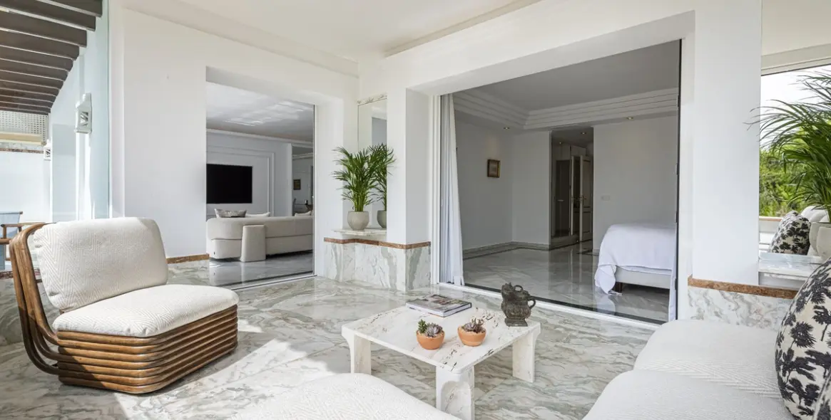 Краткосрочная аренда апартаментов на среднем этаже в The Golden Mile 11