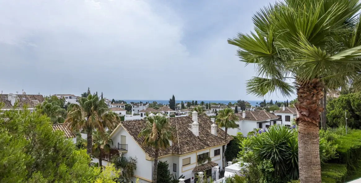 Краткосрочная аренда апартаментов на среднем этаже в The Golden Mile 12