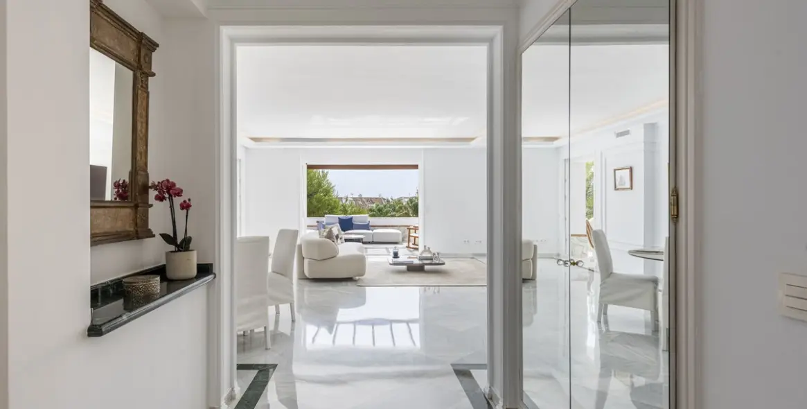 Краткосрочная аренда апартаментов на среднем этаже в The Golden Mile 13