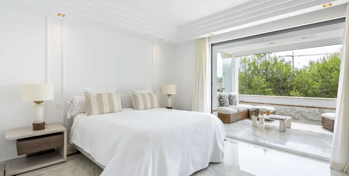 Краткосрочная аренда апартаментов на среднем этаже в The Golden Mile 14