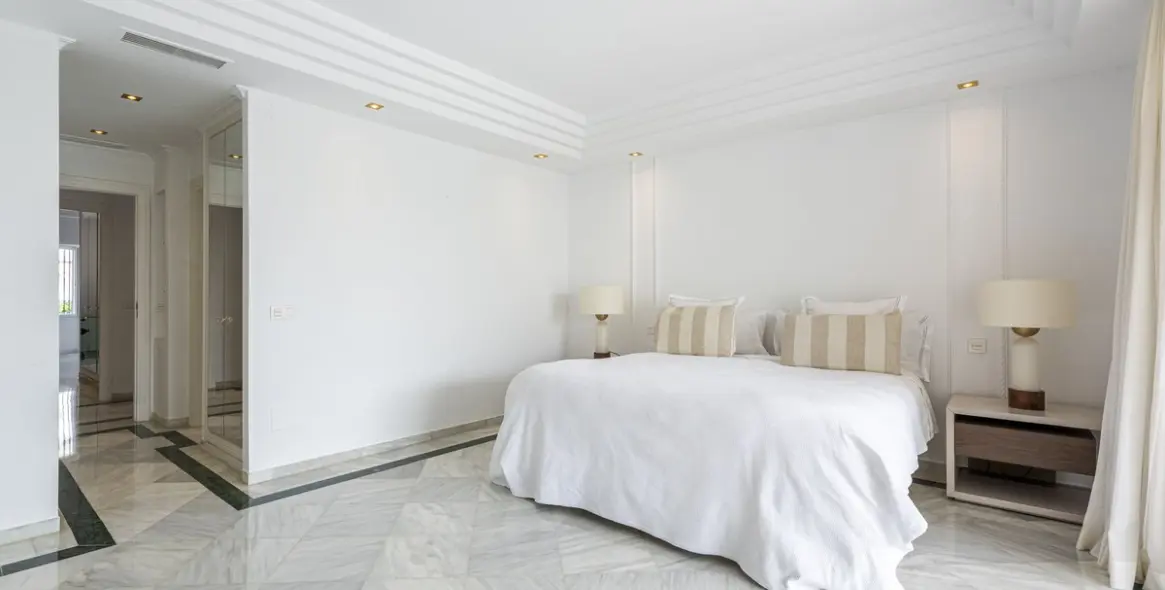 Краткосрочная аренда апартаментов на среднем этаже в The Golden Mile 15