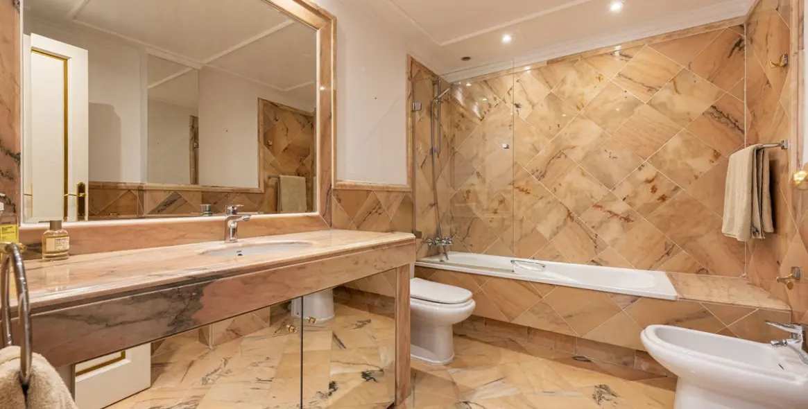 Краткосрочная аренда апартаментов на среднем этаже в The Golden Mile 16