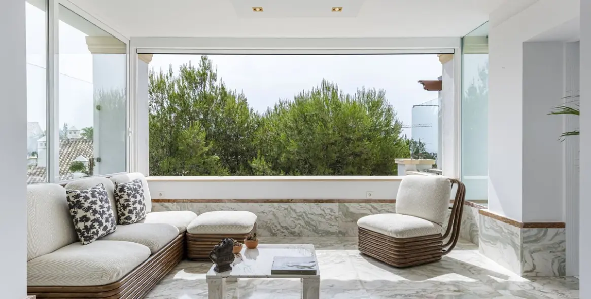 Краткосрочная аренда апартаментов на среднем этаже в The Golden Mile 17