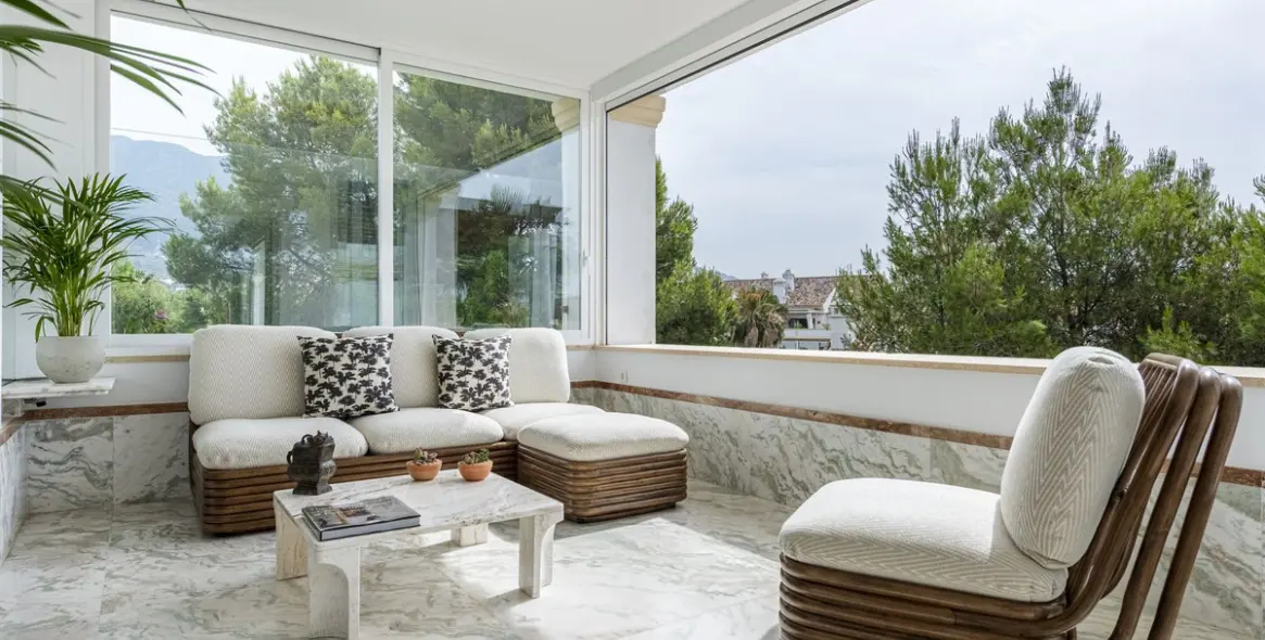 Краткосрочная аренда апартаментов на среднем этаже в The Golden Mile 18