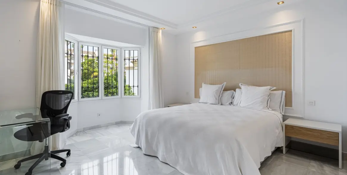 Краткосрочная аренда апартаментов на среднем этаже в The Golden Mile 19