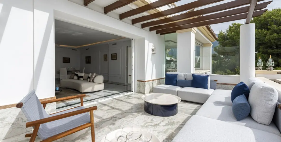 Short-term rent of middle floor apartment in The Golden Mile 21