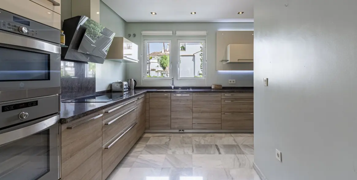 Short-term rent of middle floor apartment in The Golden Mile 24