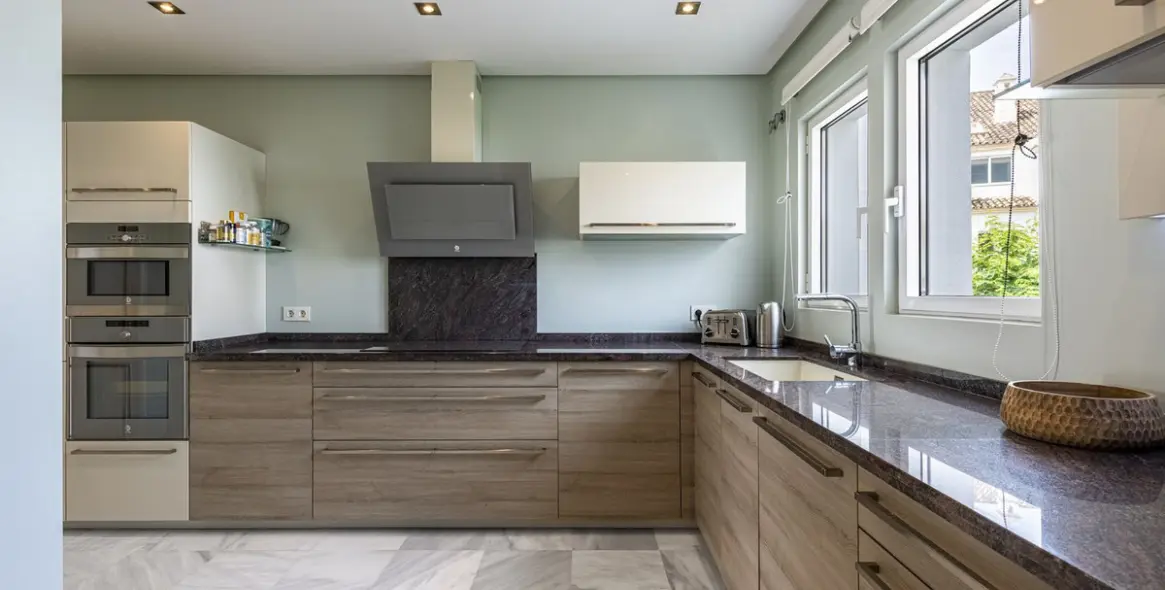 Short-term rent of middle floor apartment in The Golden Mile 26