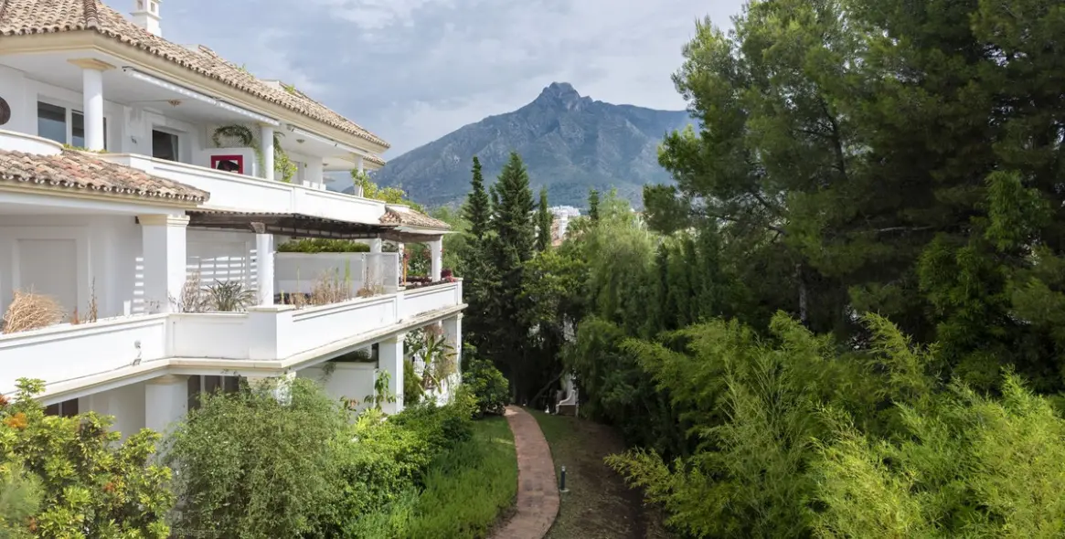 Short-term rent of middle floor apartment in The Golden Mile 27