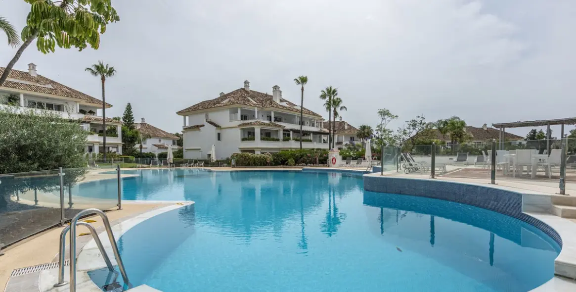 Short-term rent of middle floor apartment in The Golden Mile 28