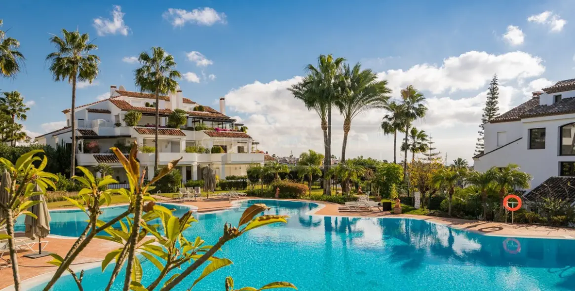 Short-term rent of middle floor apartment in The Golden Mile 29