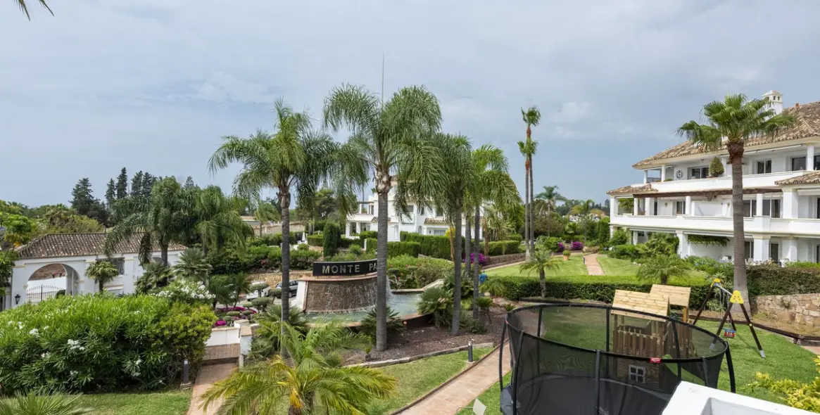 Short-term rent of middle floor apartment in The Golden Mile 30