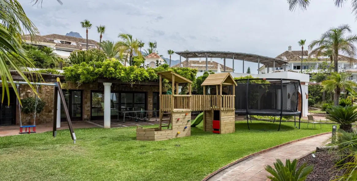 Short-term rent of middle floor apartment in The Golden Mile 32