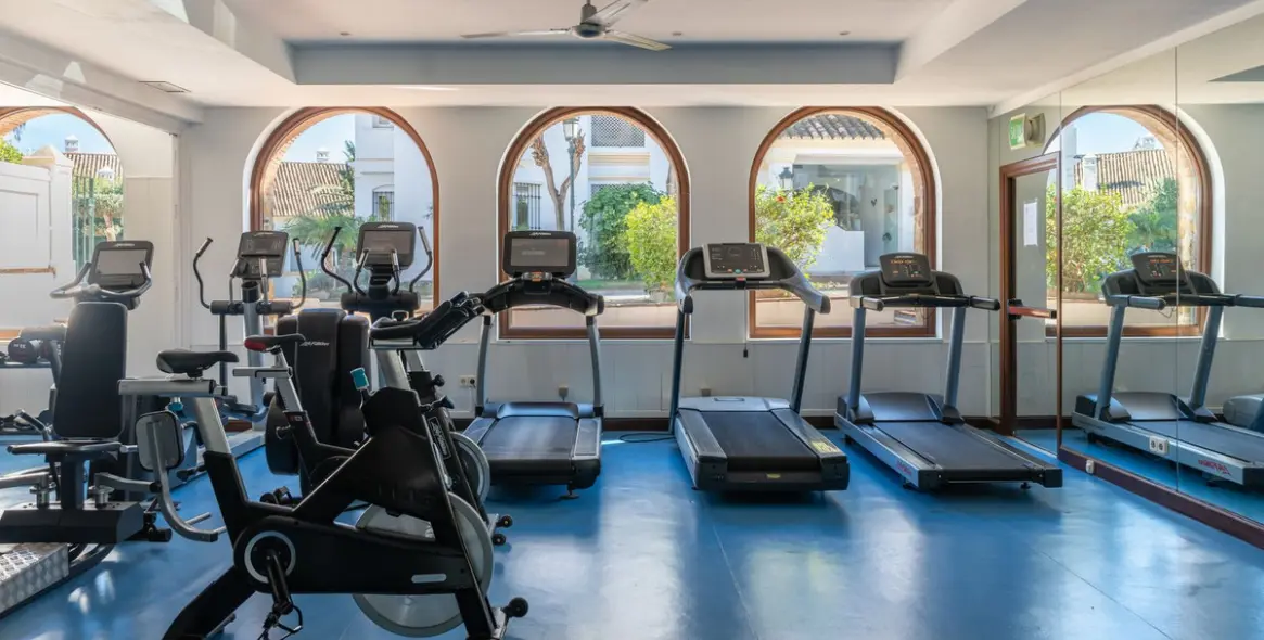 Short-term rent of middle floor apartment in The Golden Mile 34