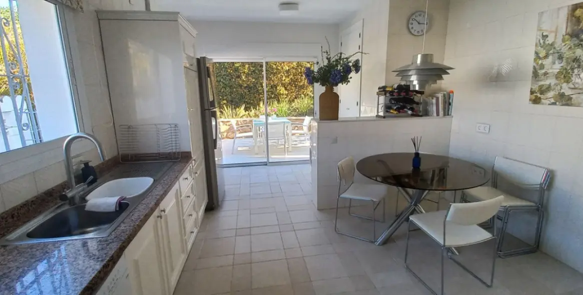 Alquiler a corto plazo de villa independiente en El Chaparral 13