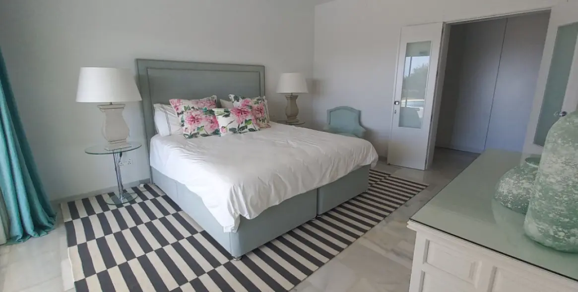 Alquiler a corto plazo de villa independiente en El Chaparral 31