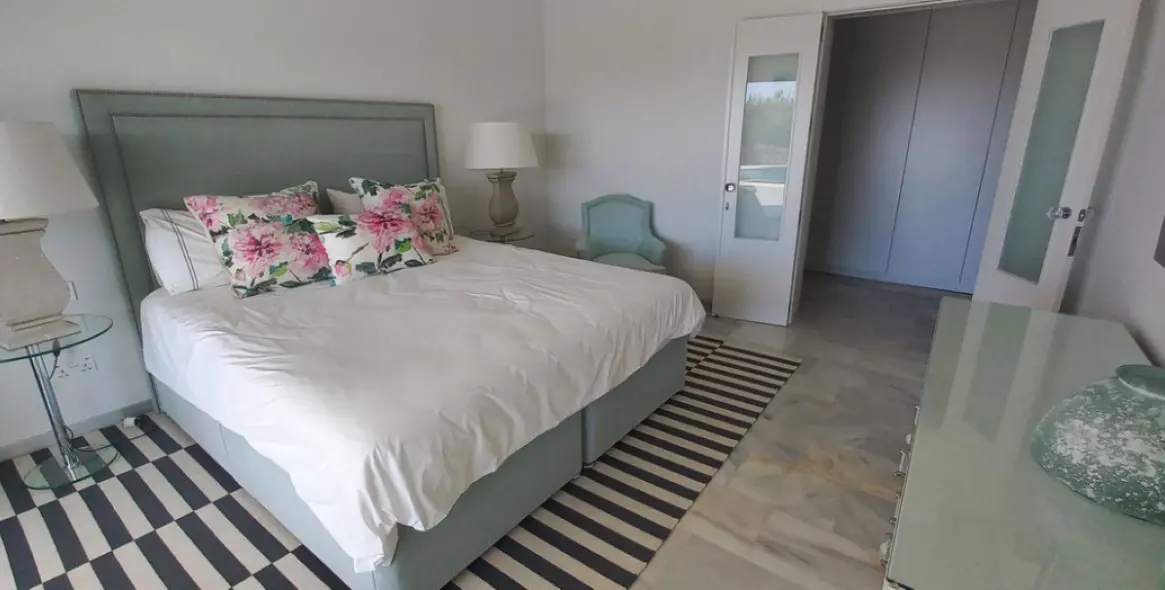 Alquiler a corto plazo de villa independiente en El Chaparral 32