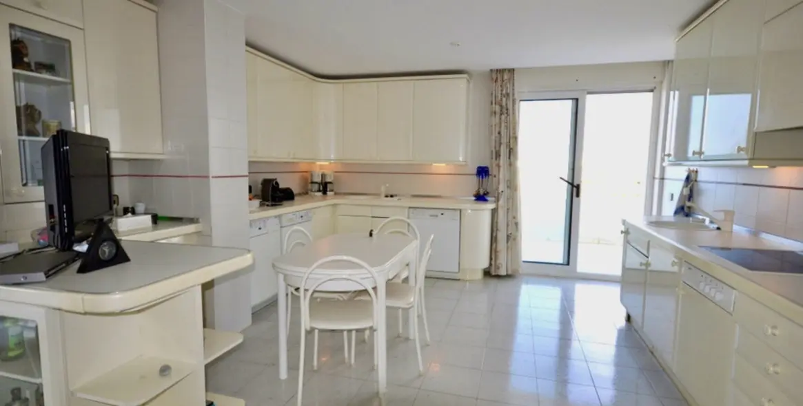 Short-term rent of middle floor apartment in The Golden Mile 10