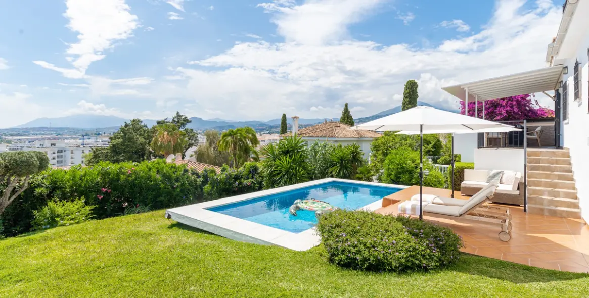 Alquiler a corto plazo de villa independiente en Nueva Andalucía 1