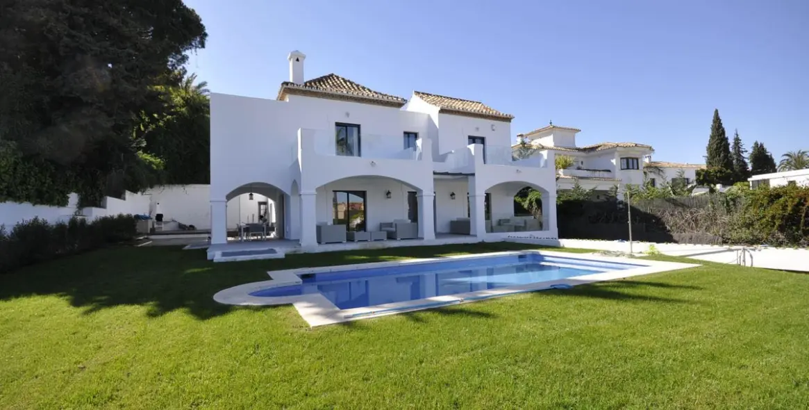 Short-term rent of detached villa in Nueva Andalucía 1