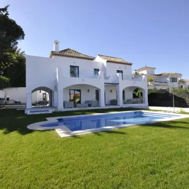 Short-term rent of detached villa in Nueva Andalucía