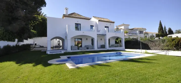 Short-term rent of detached villa in Nueva Andalucía 0