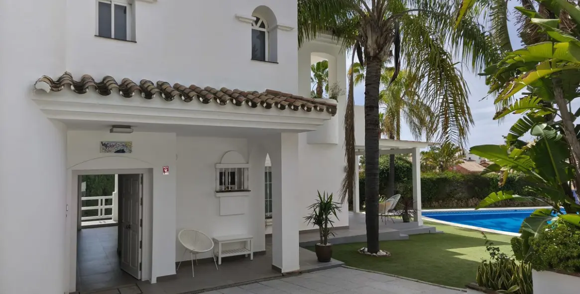 Short-term rent of detached villa in Atalaya 1