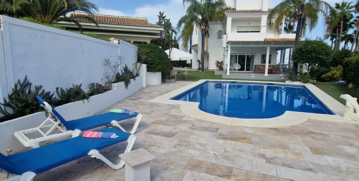 Short-term rent of detached villa in Atalaya 4