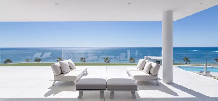 Short-term rent of middle floor apartment in Estepona 2